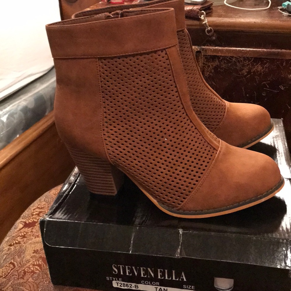 Tan ankle boot, new